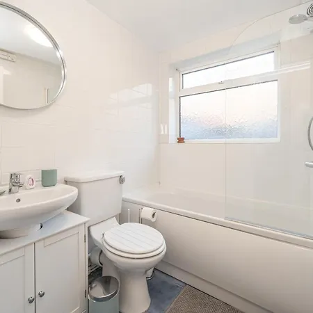 Centre, Free Parking, Nhs, Contractors Leeds (West Yorkshire)