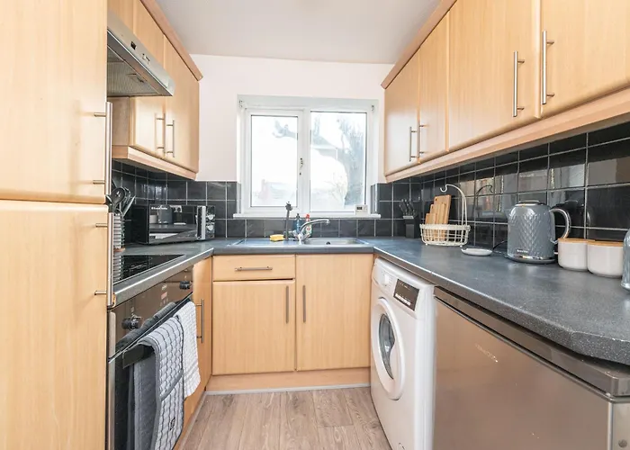 Centre, Free Parking, Nhs, Contractors Leeds (West Yorkshire)